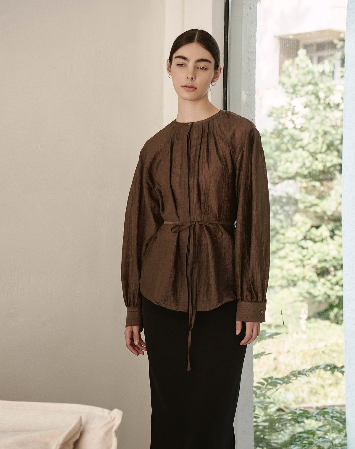 지에마르(GIEMAR) 라운드넥 스트랩 블라우스 브라운 ROUND NECK STRAP BLOUSE SKIN BROWN
