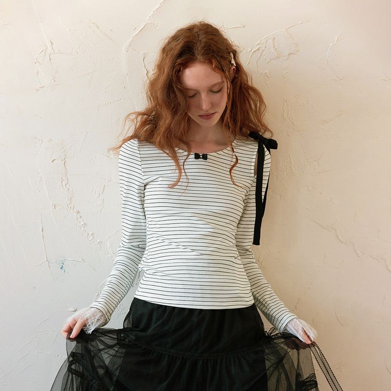 DD_Shoulder cut-out striped top