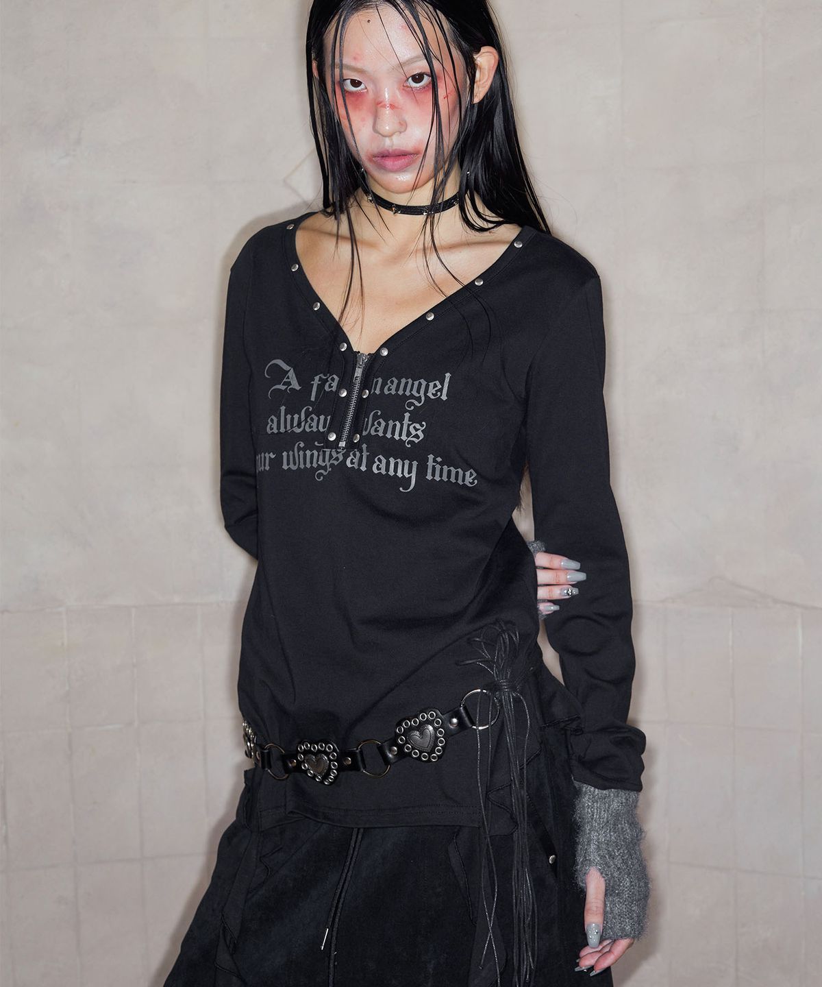 낫노잉(NOTKNOWING) Stud V-Neck Ruffle Top (BLACK)