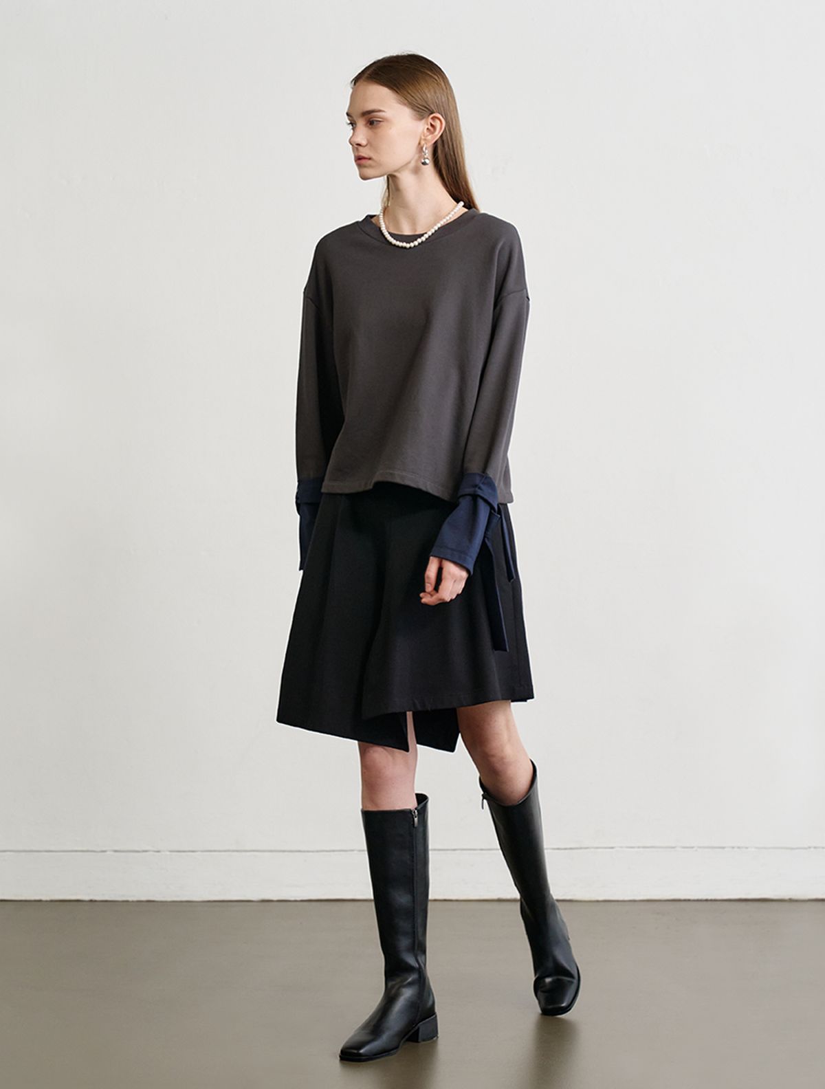 르이엘(LE YIEL) Color Sleeve Crop Sweatshirt_Charcoal Grey 컬러 슬리브 크롭 스웨트셔츠_차콜 그레이