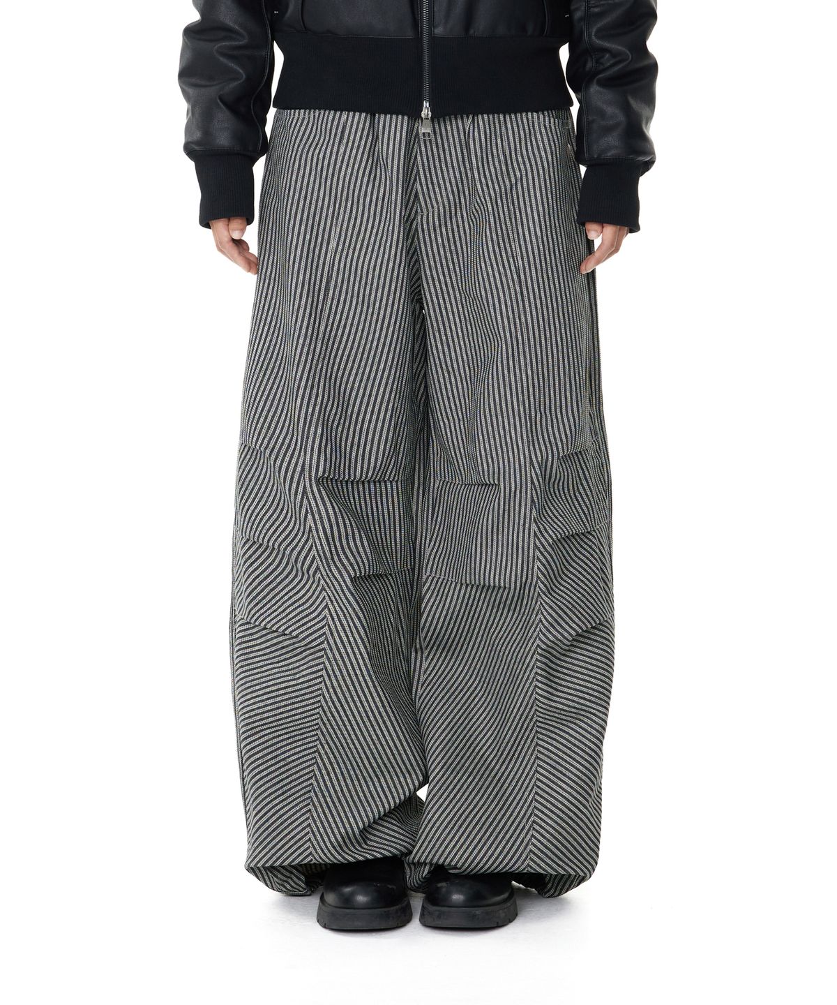 아캄(AAKAM) Knee Pin-tuck Stripe Denim Pants (Black)