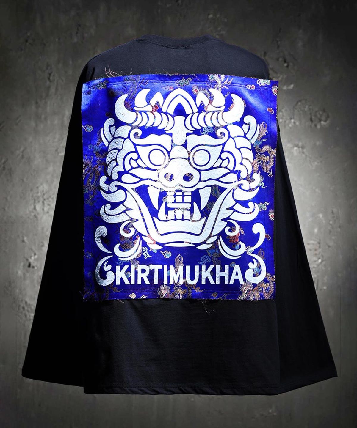 키르티무카(KIRTIMUKHA) 블루 오리엔탈 패브릭 패치 티셔츠 블랙