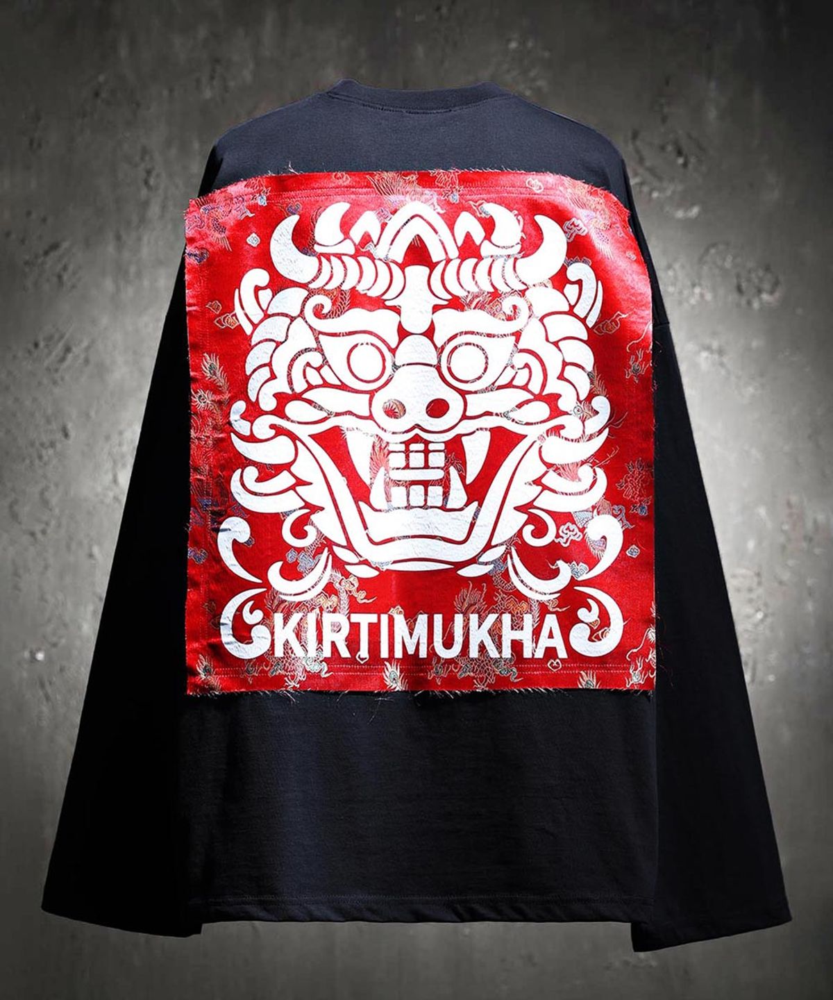 키르티무카(KIRTIMUKHA) 레드 오리엔탈 패브릭 패치 티셔츠 블랙