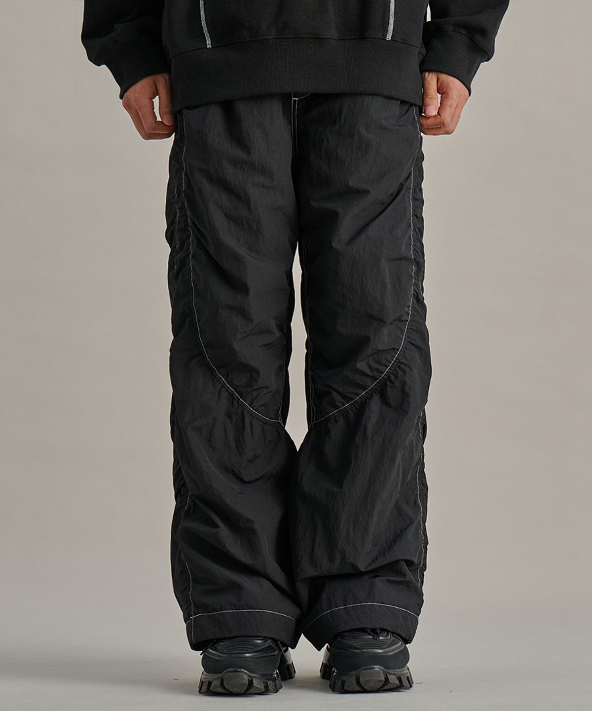 논타입(NONTYPE) CURVED STITCH PADDED PARKA PANTS (BLACK)