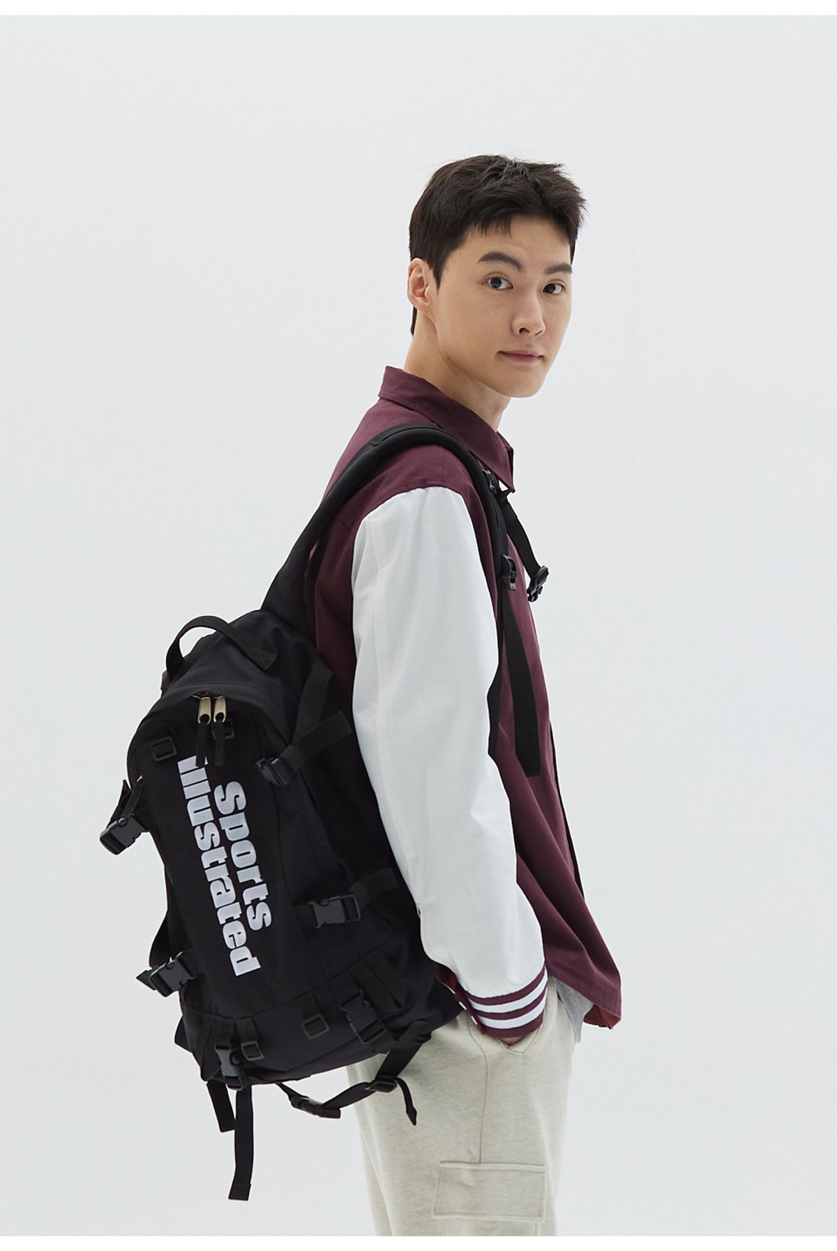 스포츠 일러스트레이티드(SPORTS ILLUSTRATED) 스포츠일러스트레이티드 에센셜 빅로고 백팩 (27L) (블랙)
