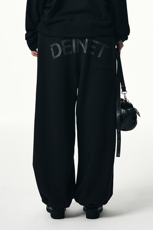 DEINET BACK LOGO SWEAT PANTS IN BLACK