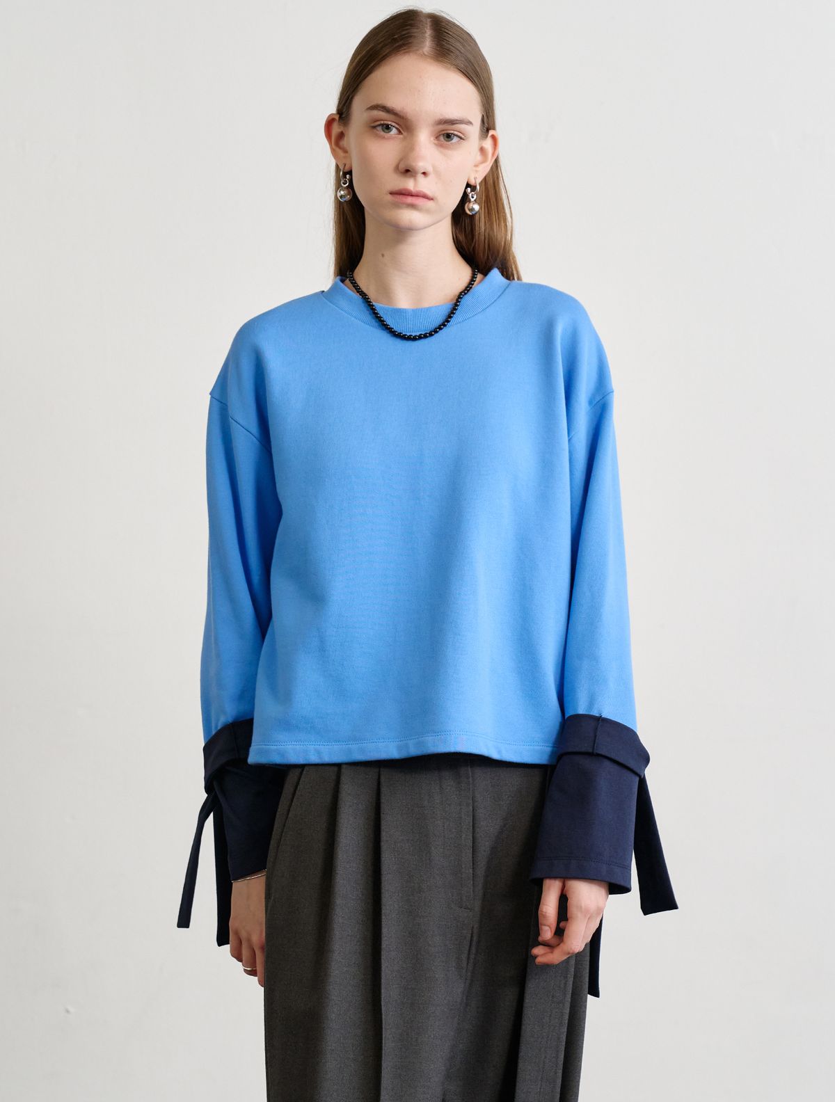 르이엘(LE YIEL) Color Sleeve Crop Sweatshirt_Blue 컬러 슬리브 크롭 스웨트셔츠_블루