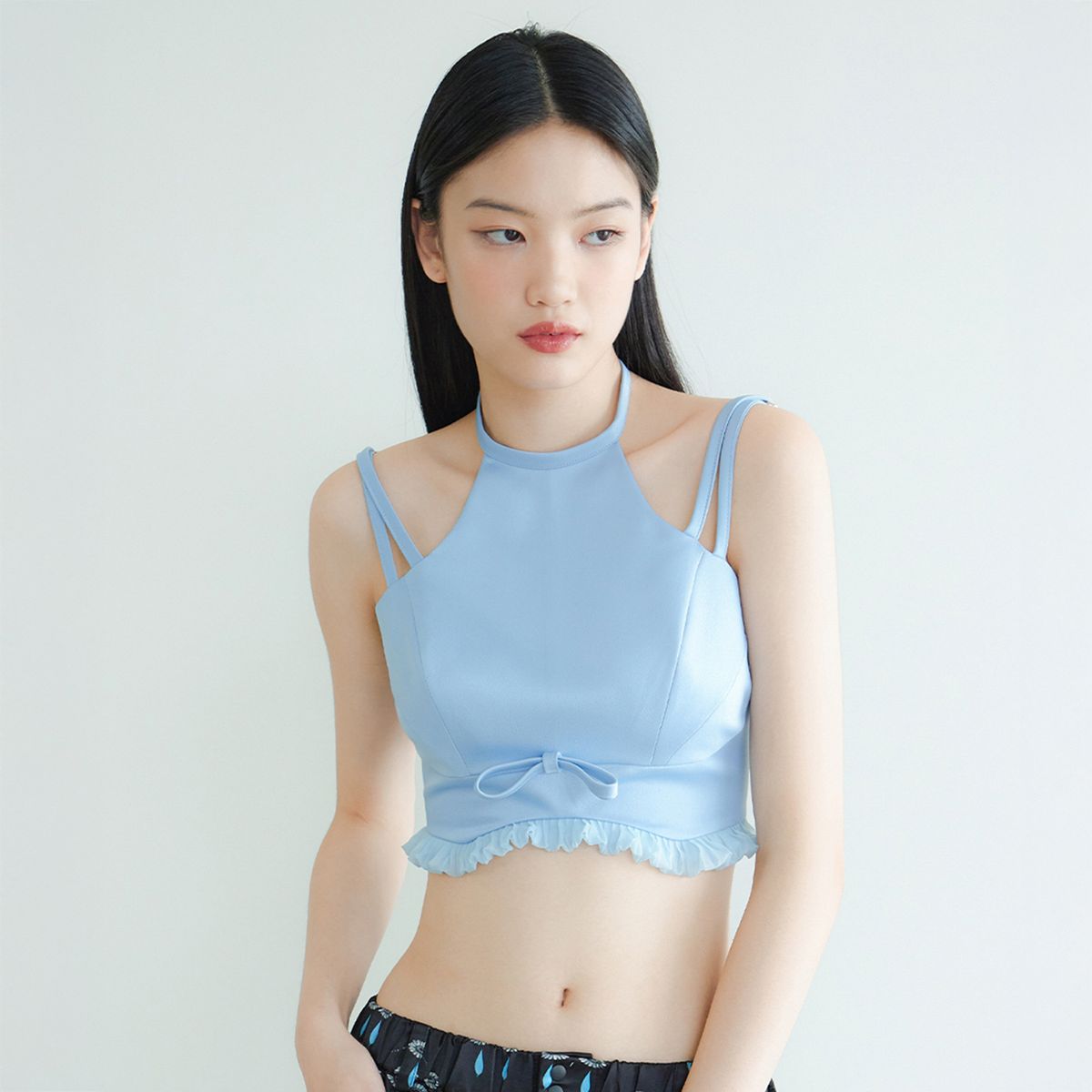 러뷰이(LOVUEE) 블루 새틴 리본 홀터 탑
