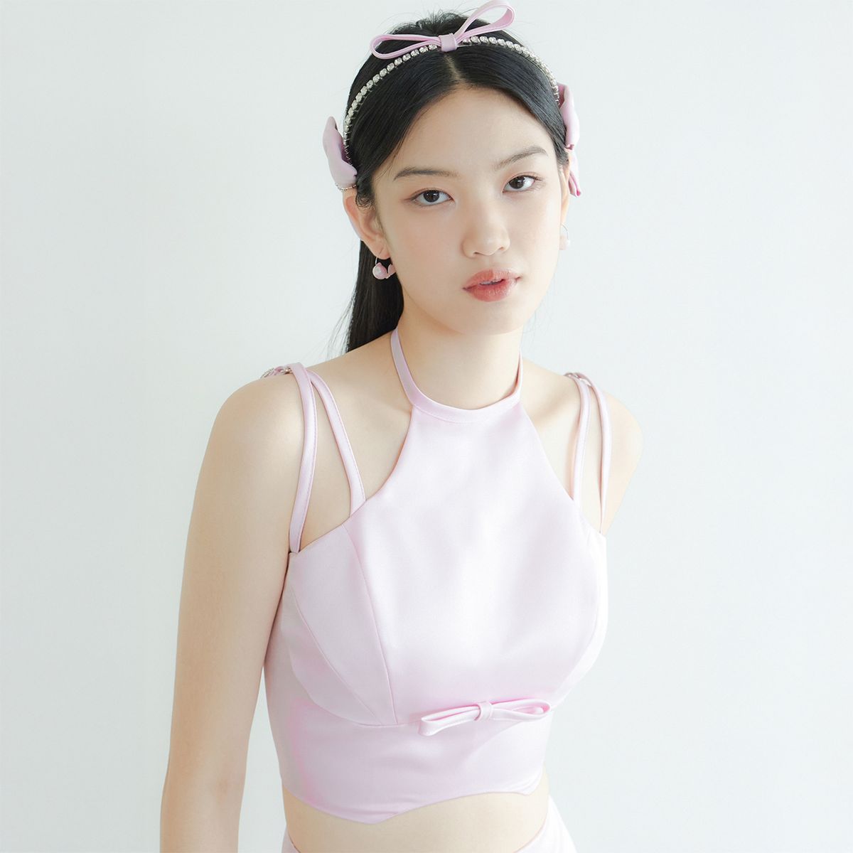 러뷰이(LOVUEE) 핑크 새틴 리본 홀터 탑