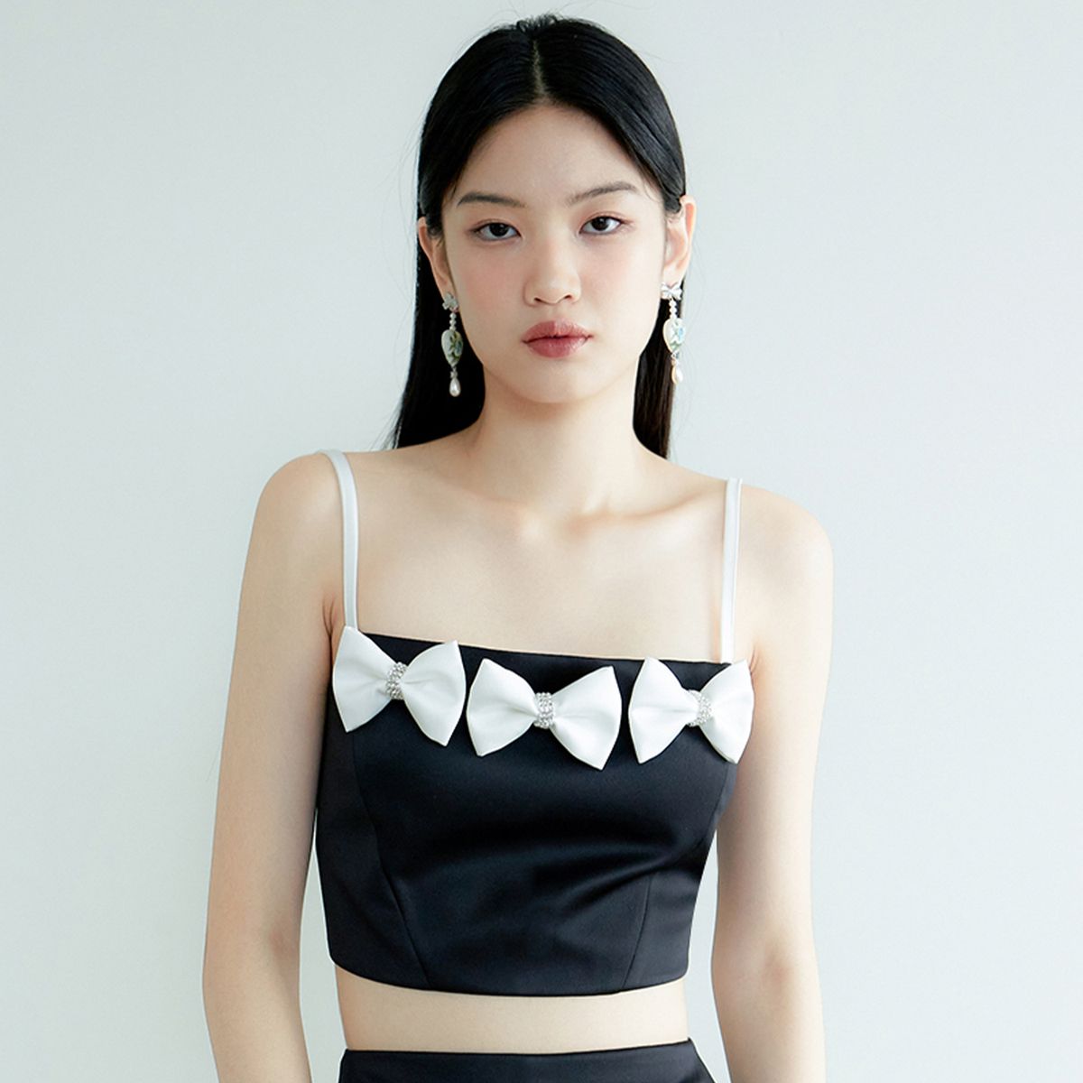 러뷰이(LOVUEE) 블랙 앤 화이트 새틴 리본 탑