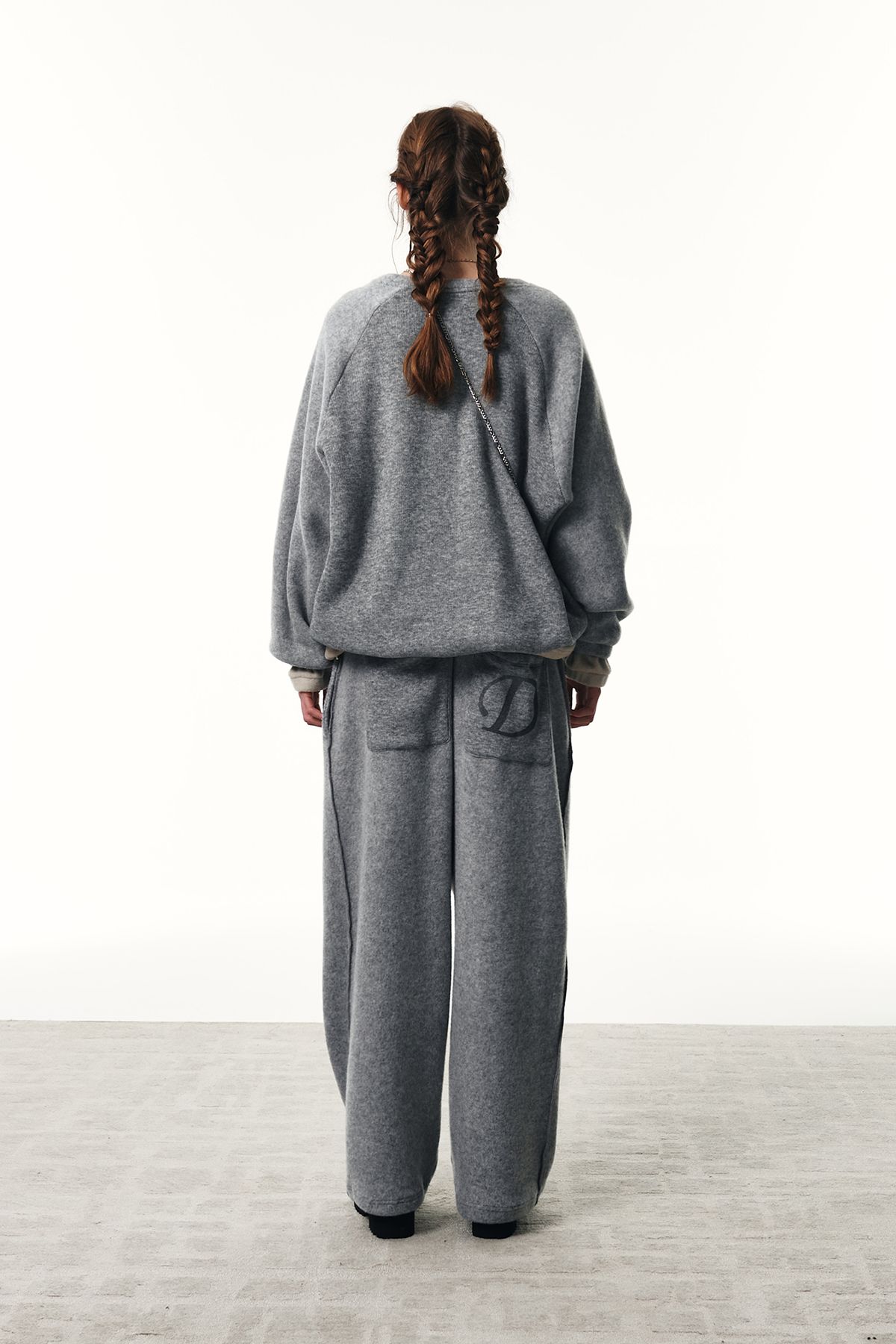 다이닛(DEINET) SMOOTH D LOGO KNIT PANTS IN GREY