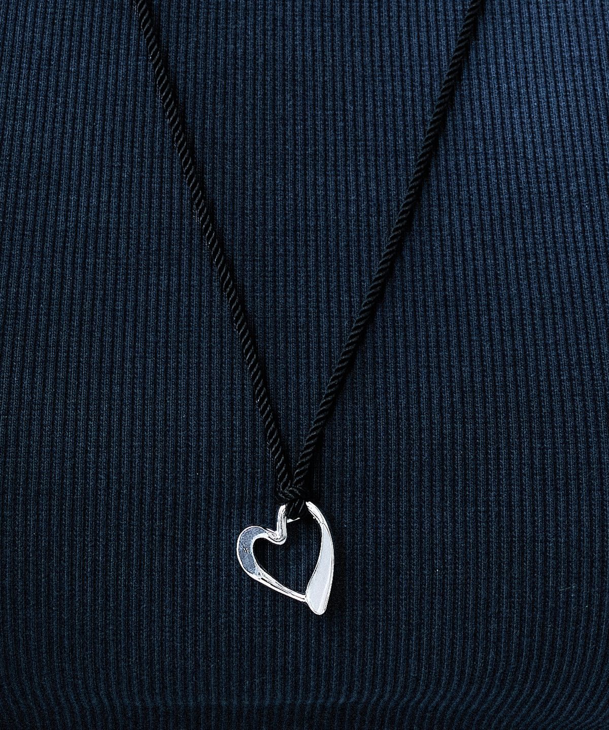 스칼렛또(SCALETTO) RS010 Curved Chain Like Heart Pendent Necklace