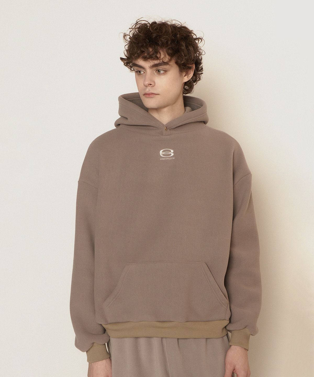 보나츠 팔레트(BONATSPALETTE) BP 심볼 로고 플리스 후디_KHAKI BEIGE