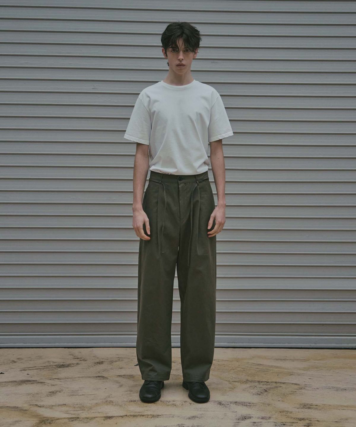 라드에디션(LAD EDITION) 벨티드 핀턱 치노 팬츠_카키