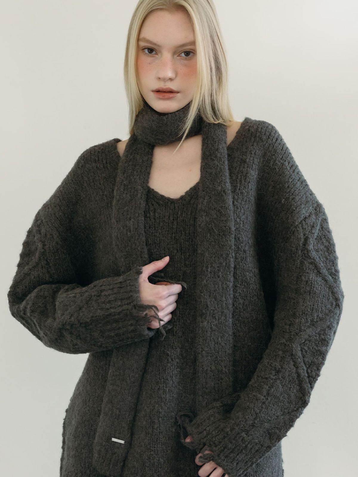 모이페어(MOIFAIRE) WOOL KNIT MUFFLER / CHARCOAL