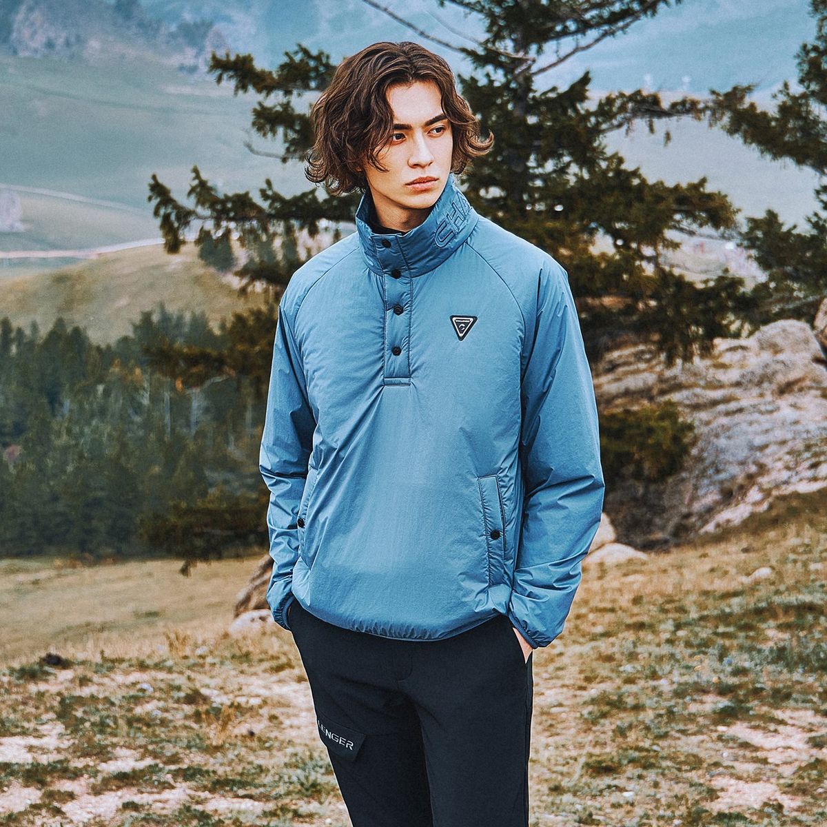 챌린저(CHALLENGER) 남성 레터링자수 버튼하이넥 패딩 우븐탑 다크블루