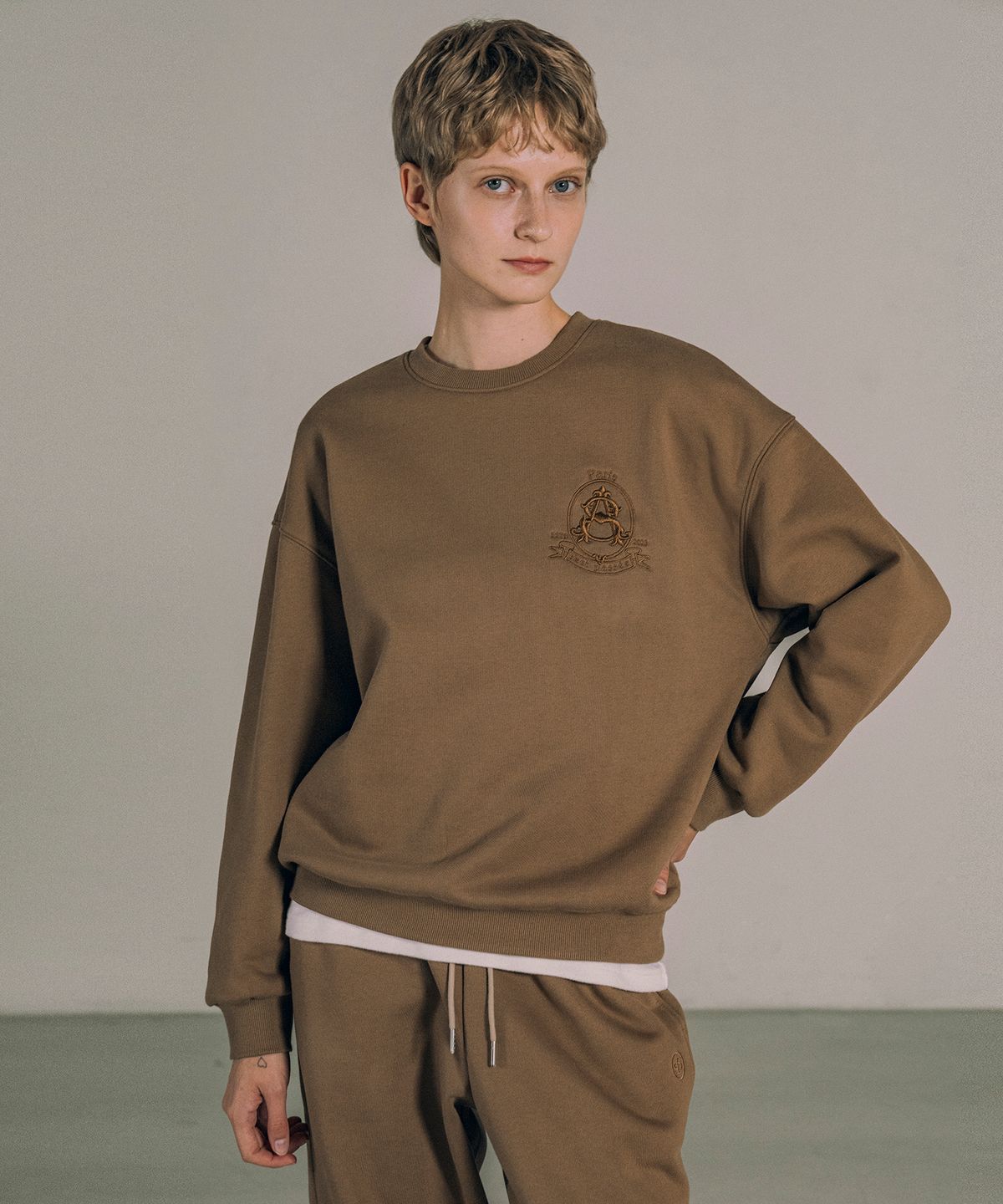 시야쥬(SIYAZU) SITP5173 로열 자수 기모 스웨트 셔츠_Milk brown