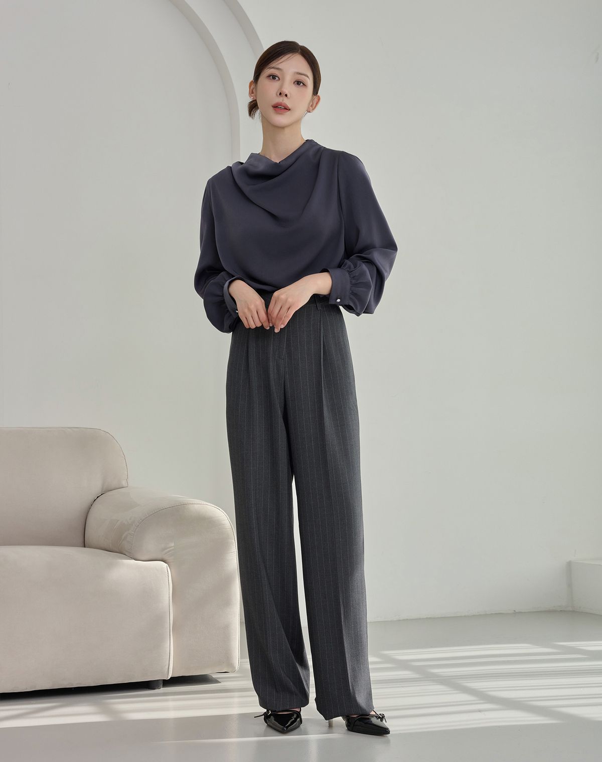 지에마르(GIEMAR) NECK DRAPE BLOUSE CHARCOAL 넥 드레이프 블라우스 차콜