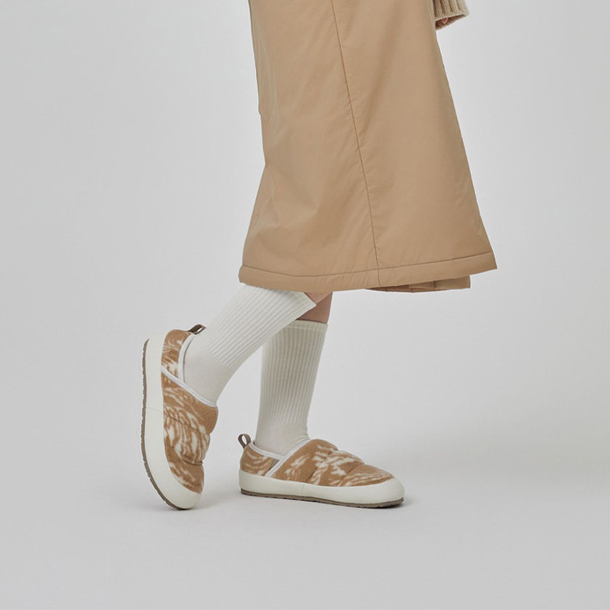 디오디(DOD) 가마 패딩 슬립온 - BEIGE PATTERN