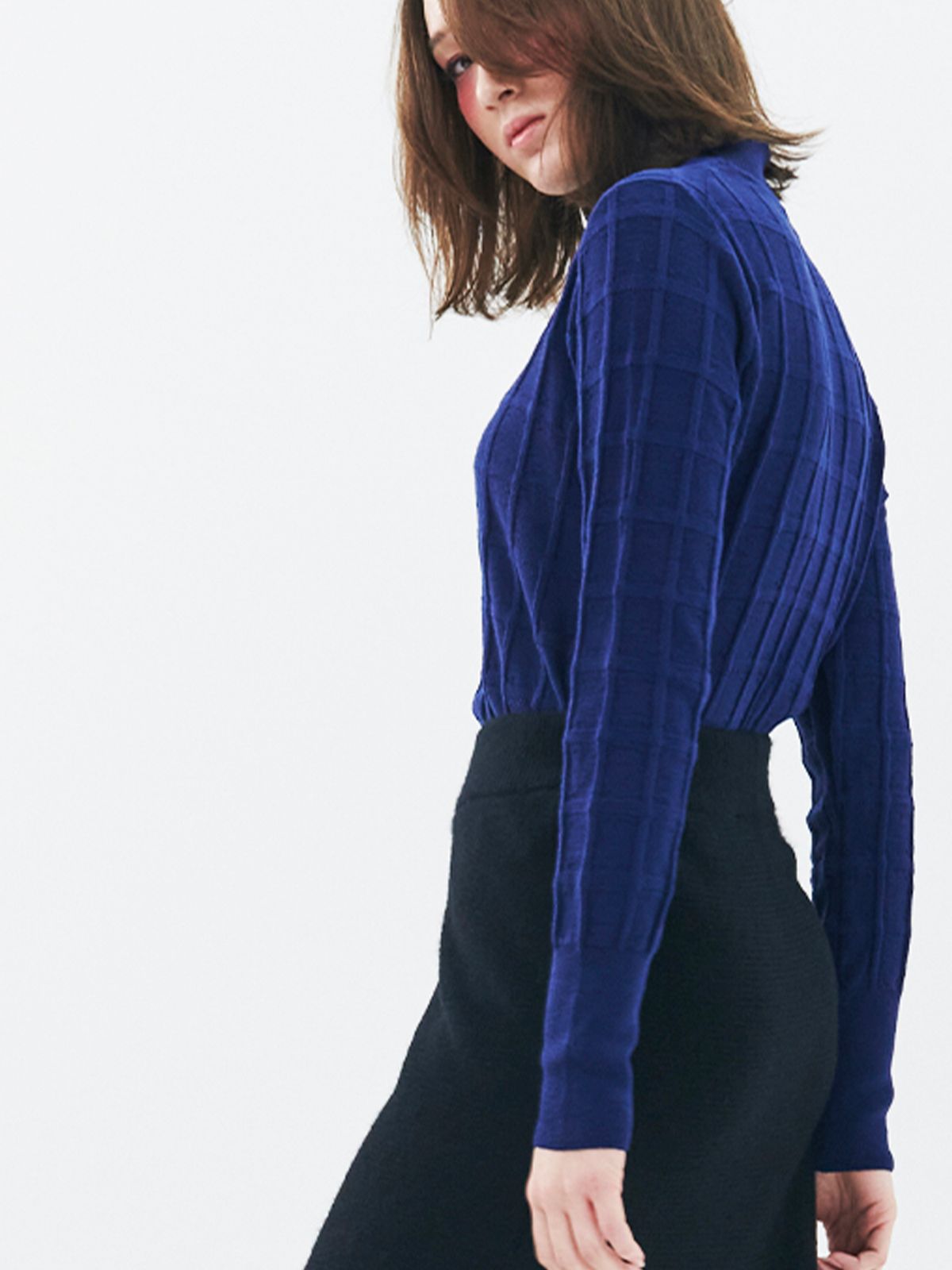 로희어패럴(ROHEE APPAREL) 체크 패턴 터틀넥 니트 / D.블루