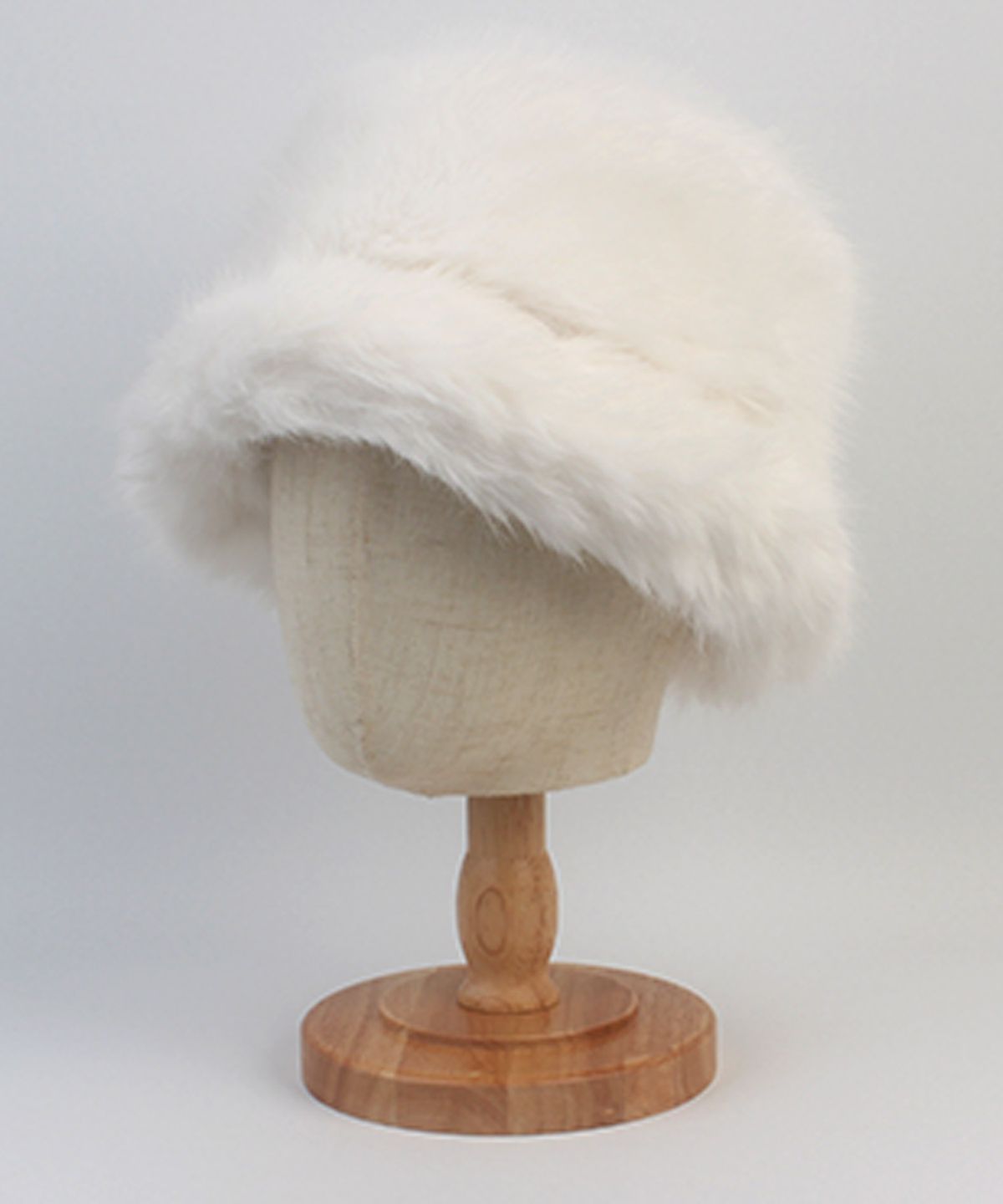 유니버셜 케미스트리(UNIVERSAL CHEMISTRY) Wide Fur White Bucket Hat 버킷햇