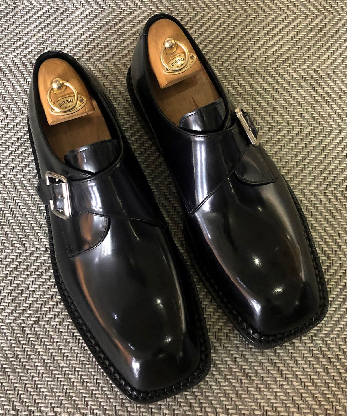 조앤슈(JOENSHOE) 라운딩 토우컷 싱글 몽크스트랩 블랙복스