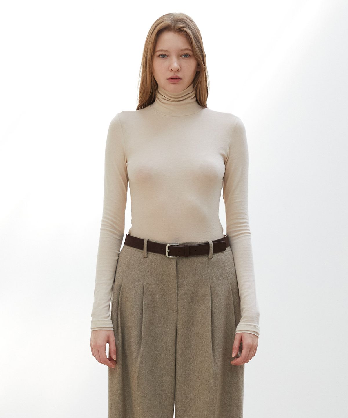 노티아(NOTIA) SLIM TURTLE NECK T-SHIRTS - BEIGE