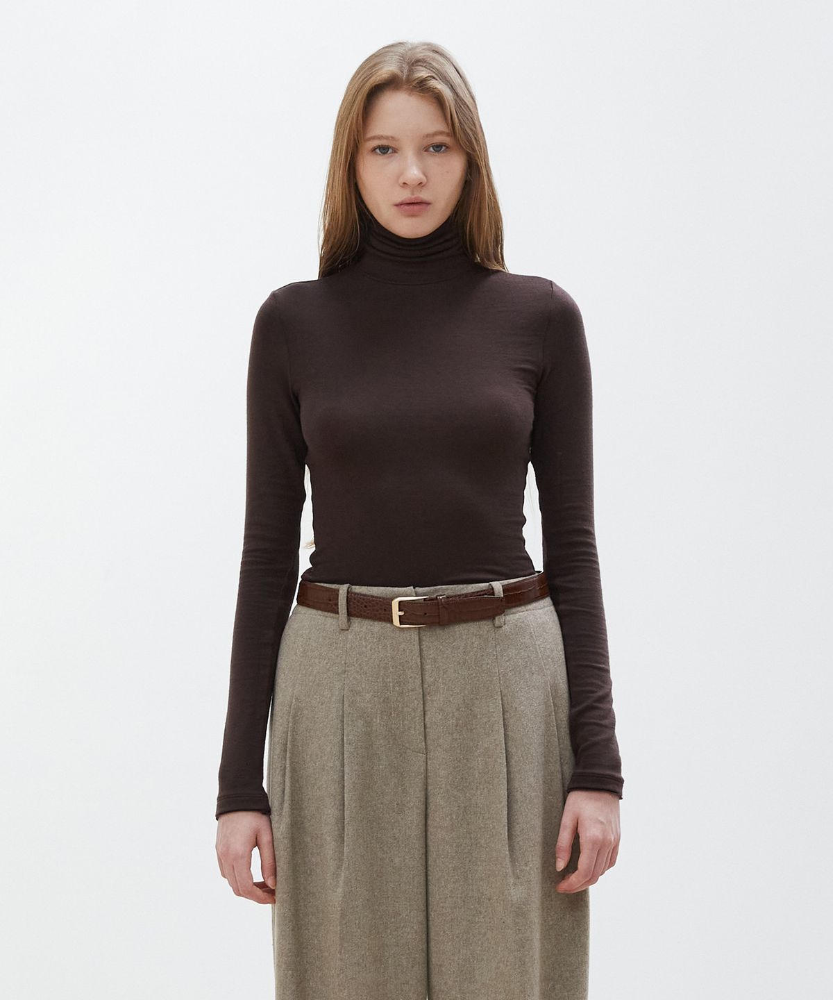 노티아(NOTIA) SLIM TURTLE NECK T-SHIRTS - BROWN