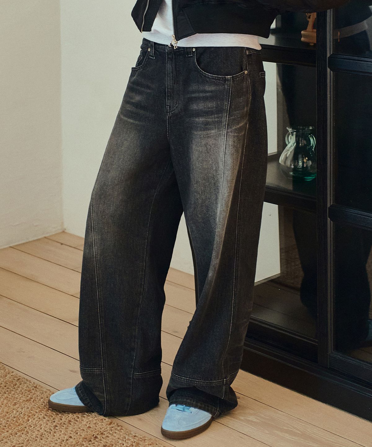 미드선(MIDSUN) Diagonal Rusty Wide Jeans-Black