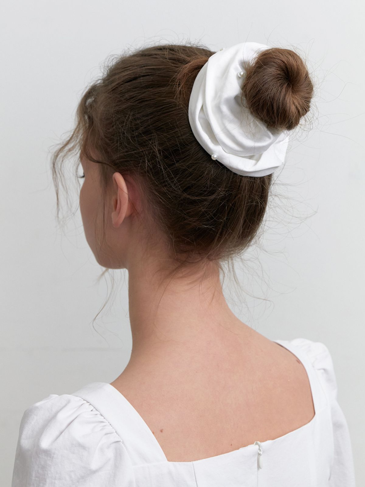 카인더베이비(KINDABABY) sarah satin pearl scrunch - white