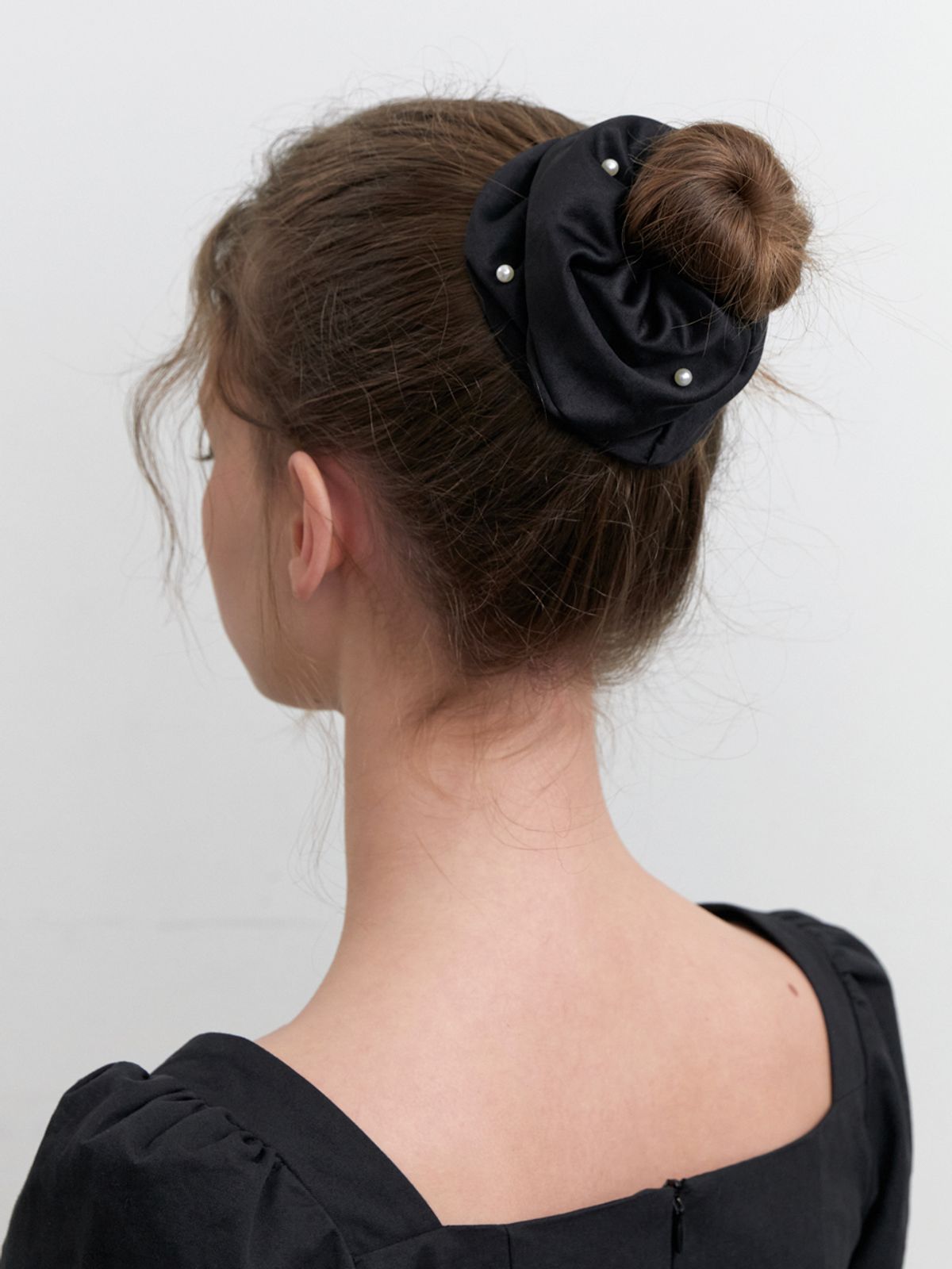 카인더베이비(KINDABABY) sarah satin pearl scrunch - black