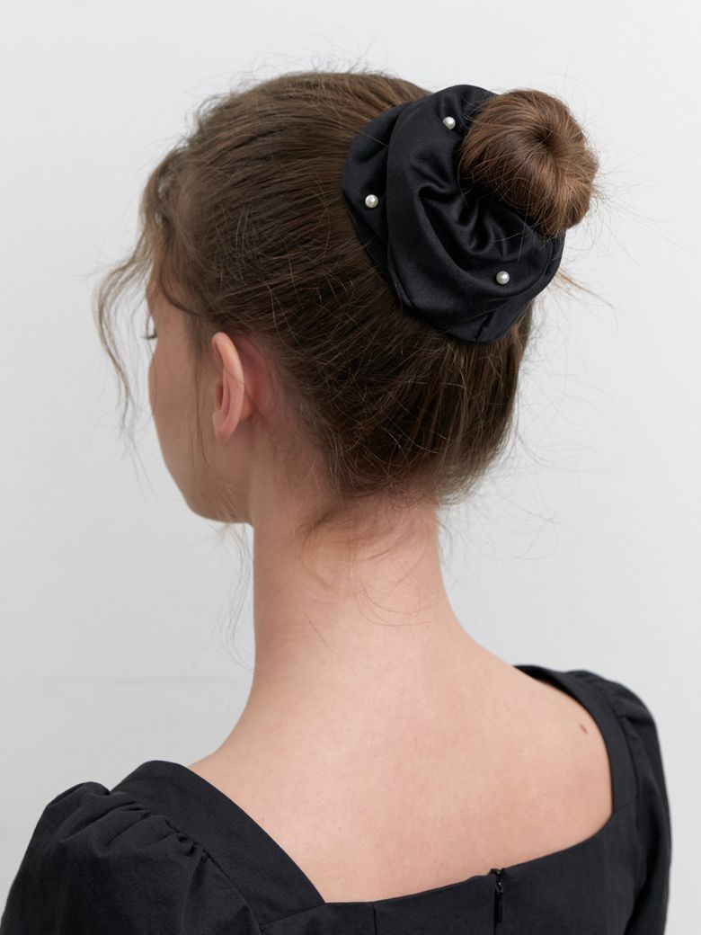 sarah satin pearl scrunch - black