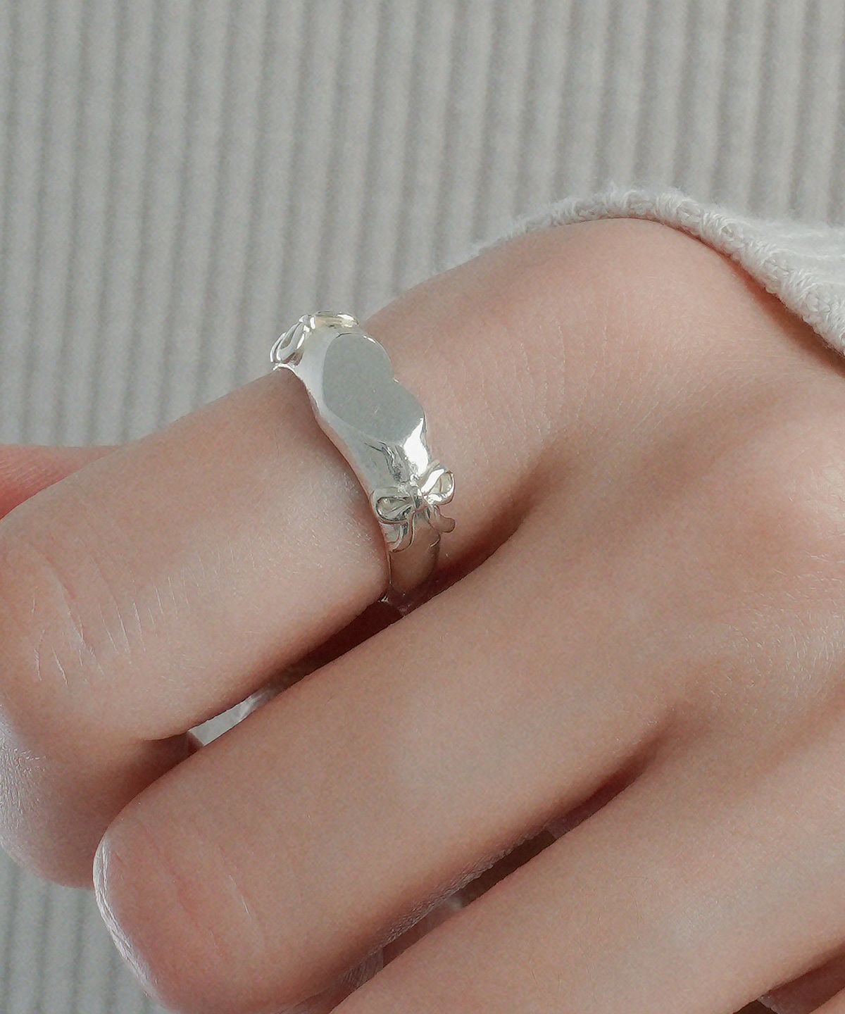 포스트루드(POSTLUDE) [SILVER] FLAT HEART BOW SIDE RING