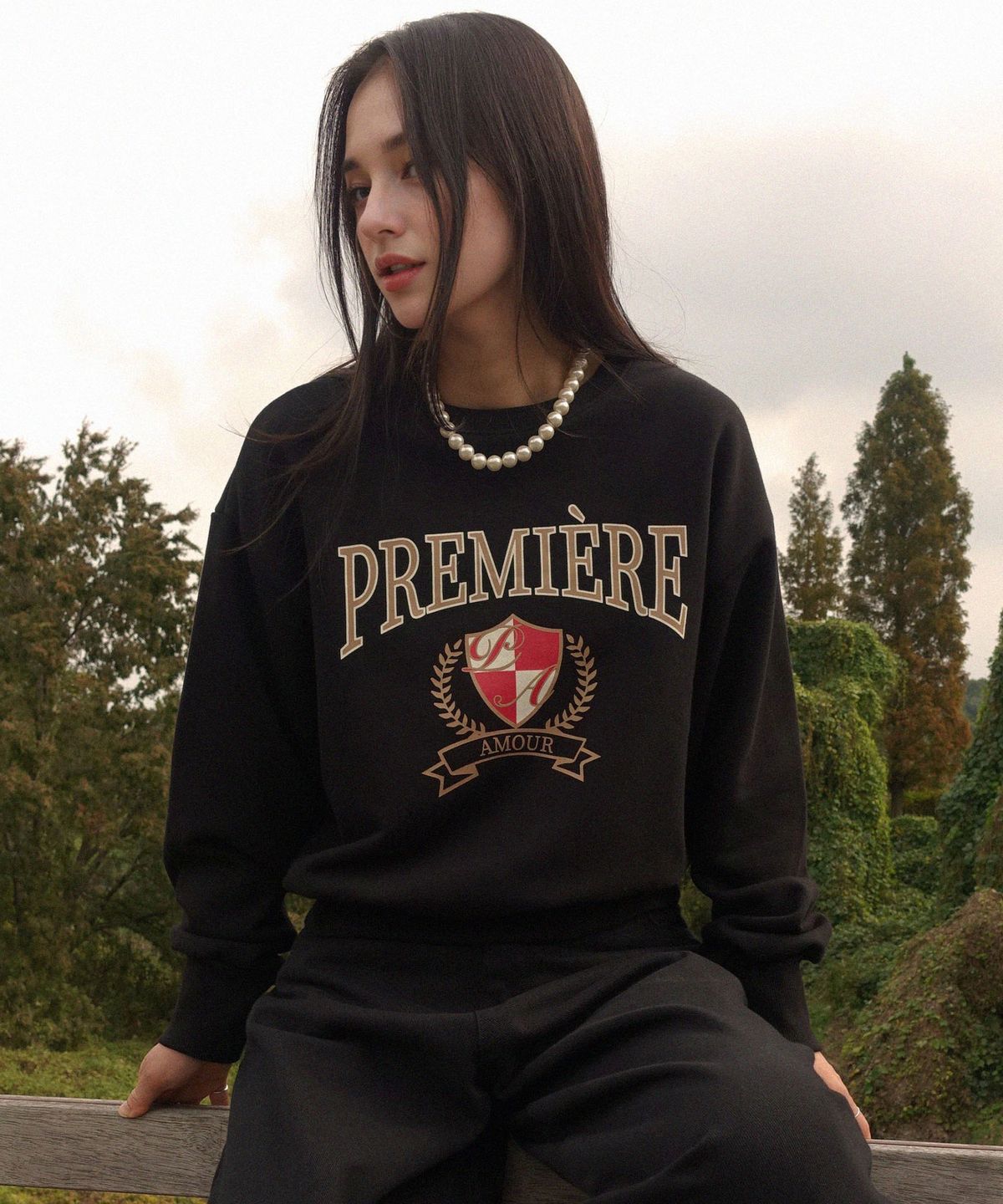 프뮤아무르(PREMIERE AMOUR) 캠퍼스 엠블럼 스웨트셔츠 - 블랙