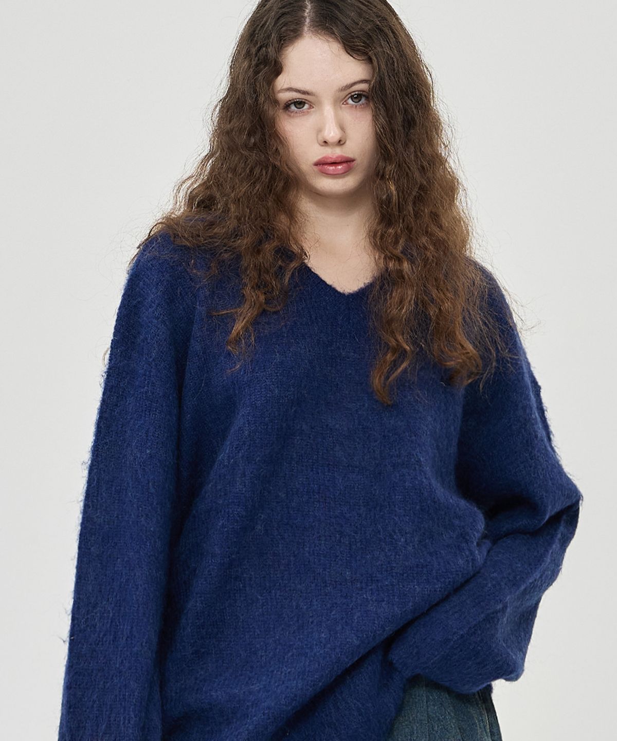 에이본(THE-ABON) 아론 브이넥 니트 네이비