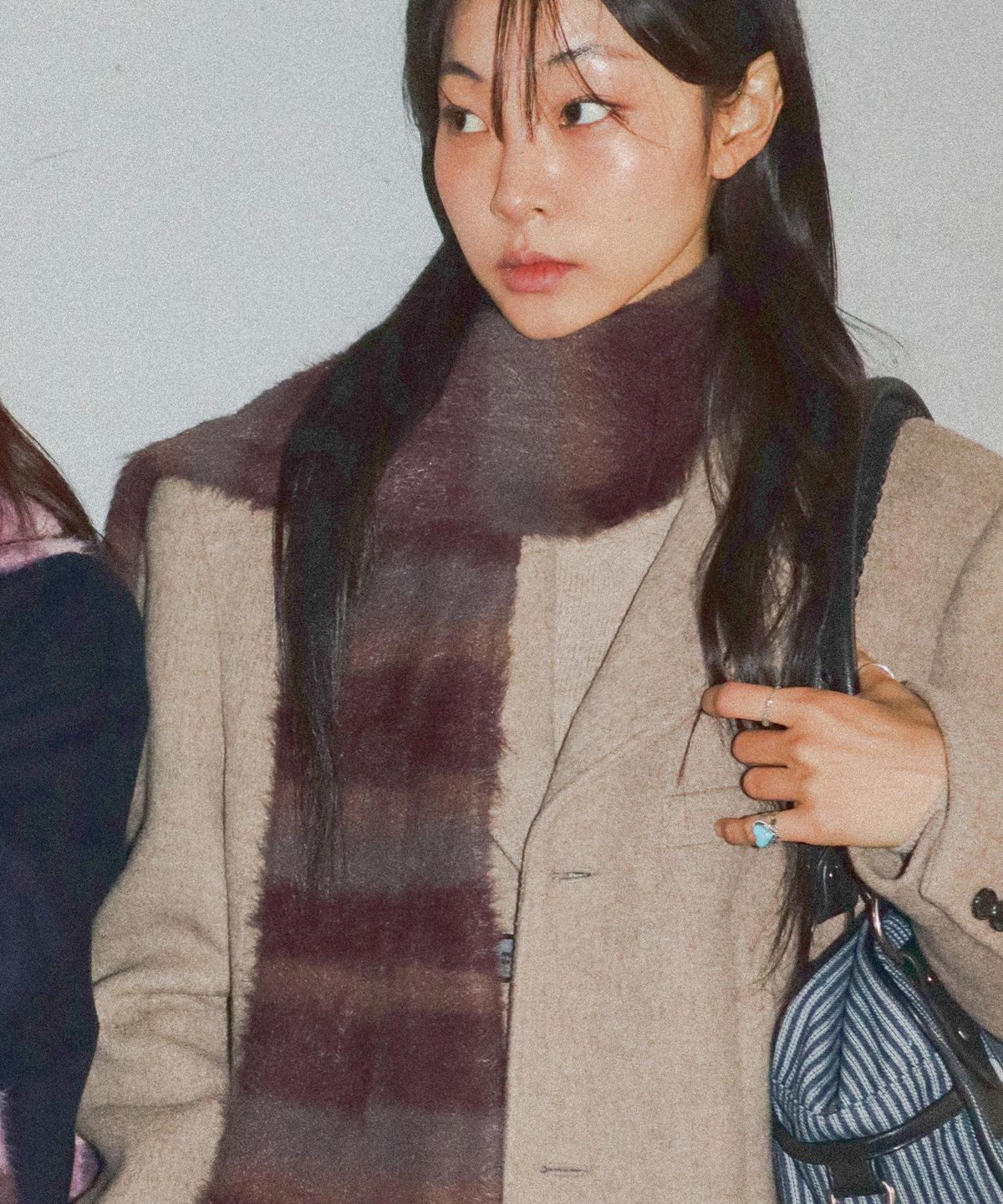 이우가마카라스(IUGAMAKARAS) Striped Hairy Bold Muffler (Brown)
