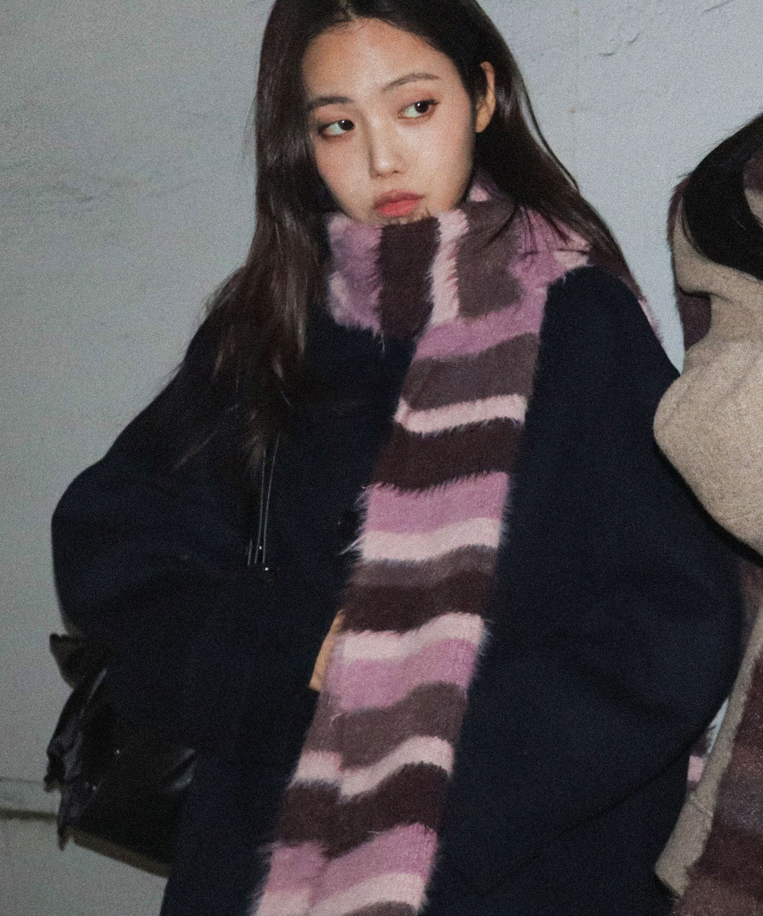 【IUGAMAKARAS】Striped Hairy Bold Muffler / 追跡付 MUSINSA | IUGAMAKARAS Striped Hairy Bold Muffler (Pink)