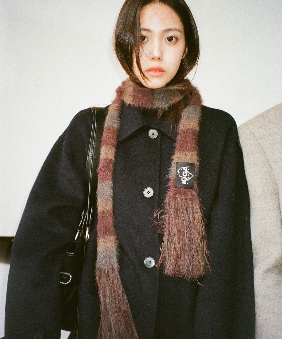 이우가마카라스(IUGAMAKARAS) Striped Hairy Skinny Muffler (Brown)