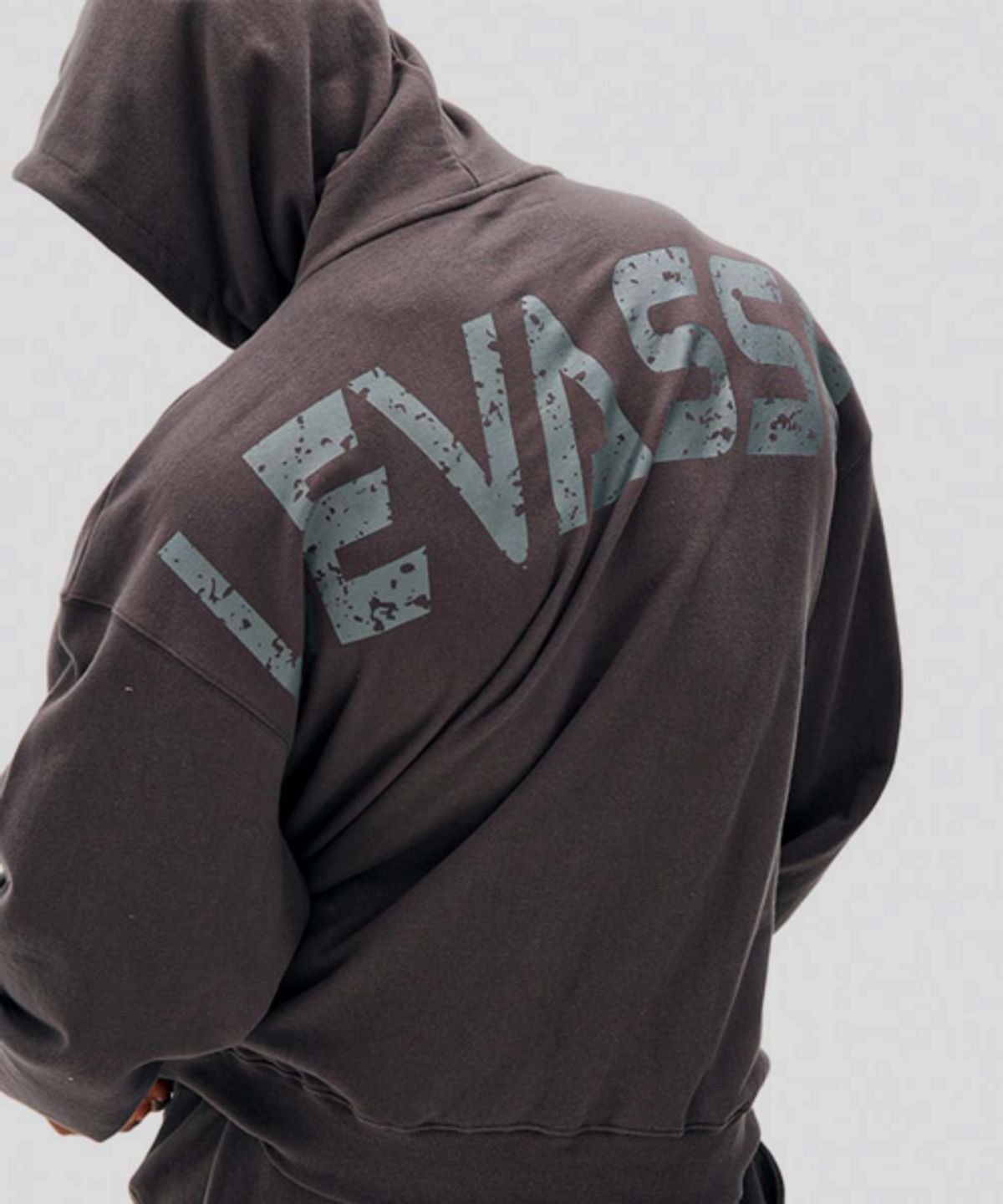 르바세(LEVASSE) 올드스쿨 백로고 오버핏 후드 티셔츠_차콜