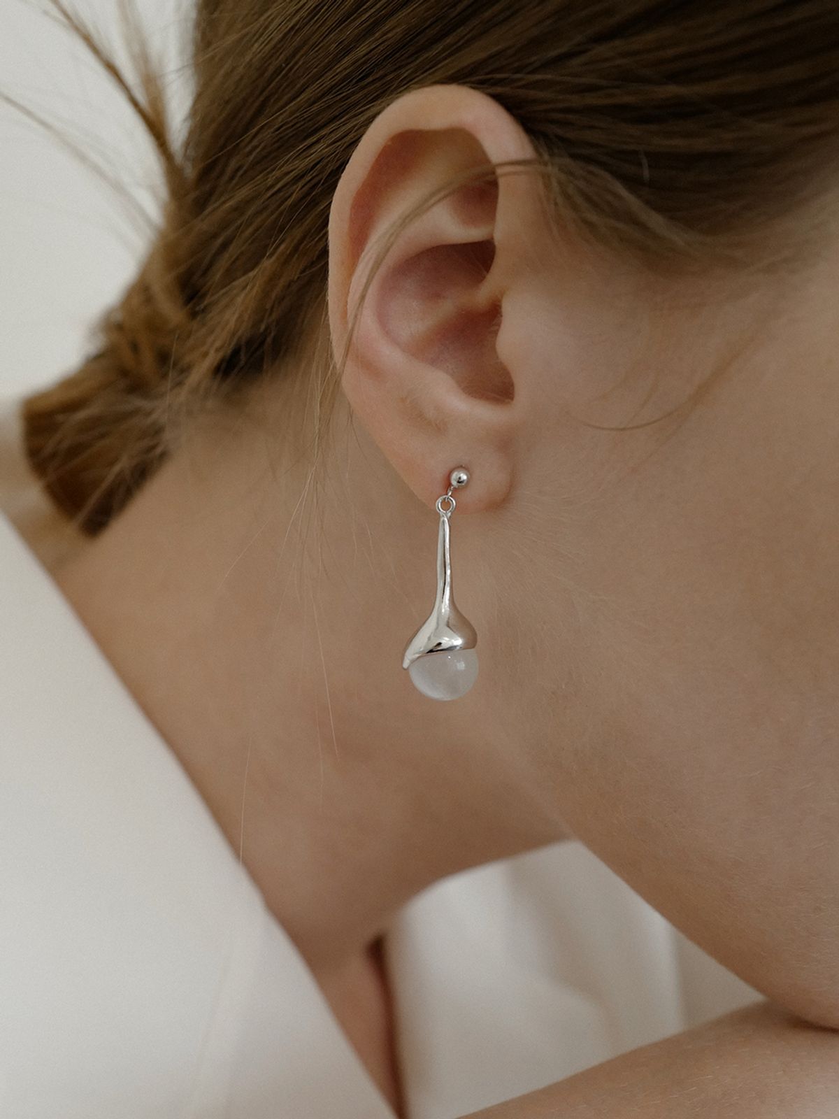 피오레(FIORE) stone bud drop earring (moonstone)