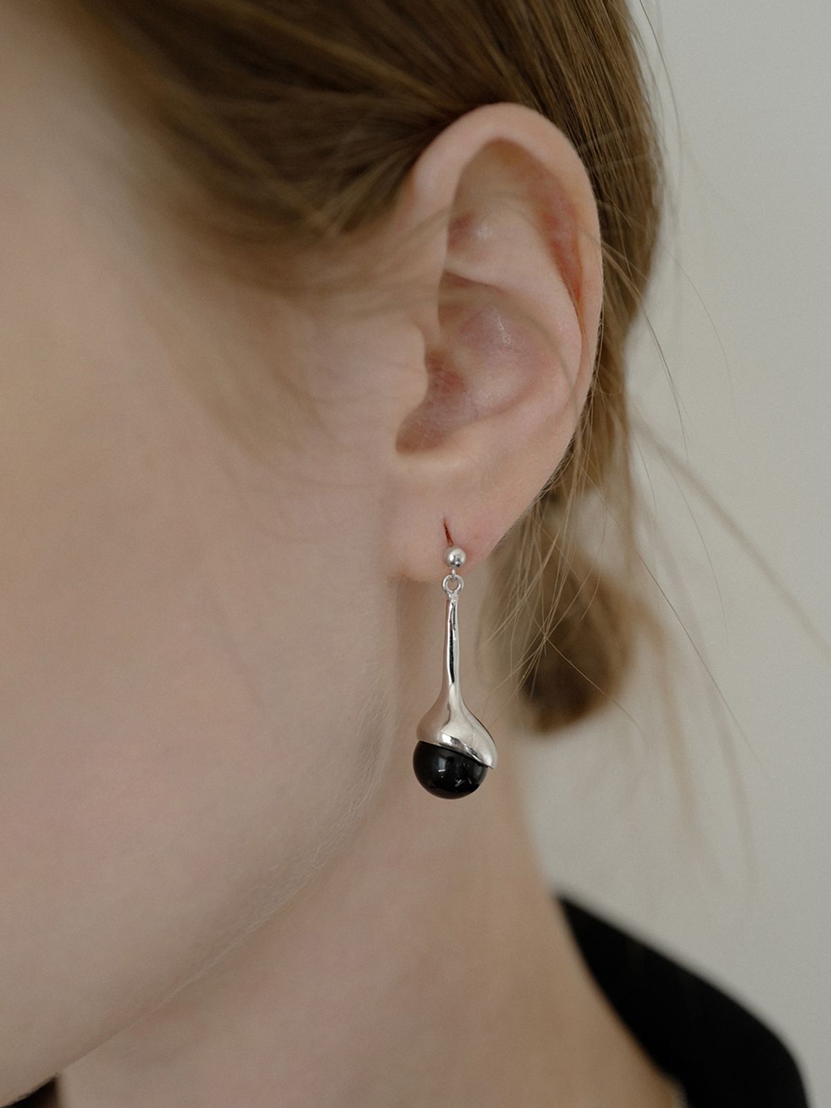 피오레(FIORE) stone bud drop earring (onyx)