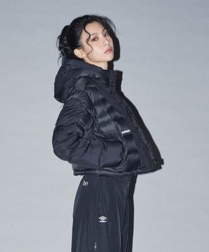 [UMB X LEEY] 로고 덕 숏다운 자켓 블랙(UP422CDJN0)