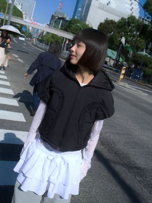 CURVED RUFFLE PADDING VEST_BLACK