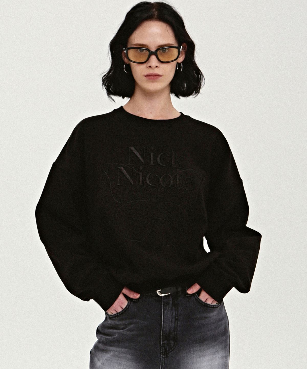 닉앤니콜(NICK&NICOLE) VOLUME BUTTERFLY SIGNATURE SWEATSHIRT_MATT BLACK