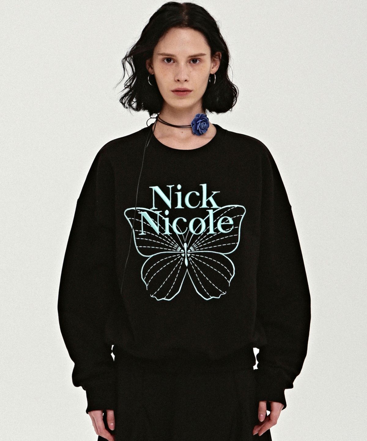 닉앤니콜(NICK&NICOLE) VOLUME BUTTERFLY SIGNATURE SWEATSHIRT_BLACK MINT