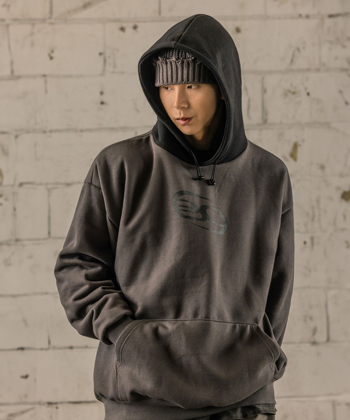 버닝카포네(BURNING CAPONE) BC Logo String Hoodie 챠콜