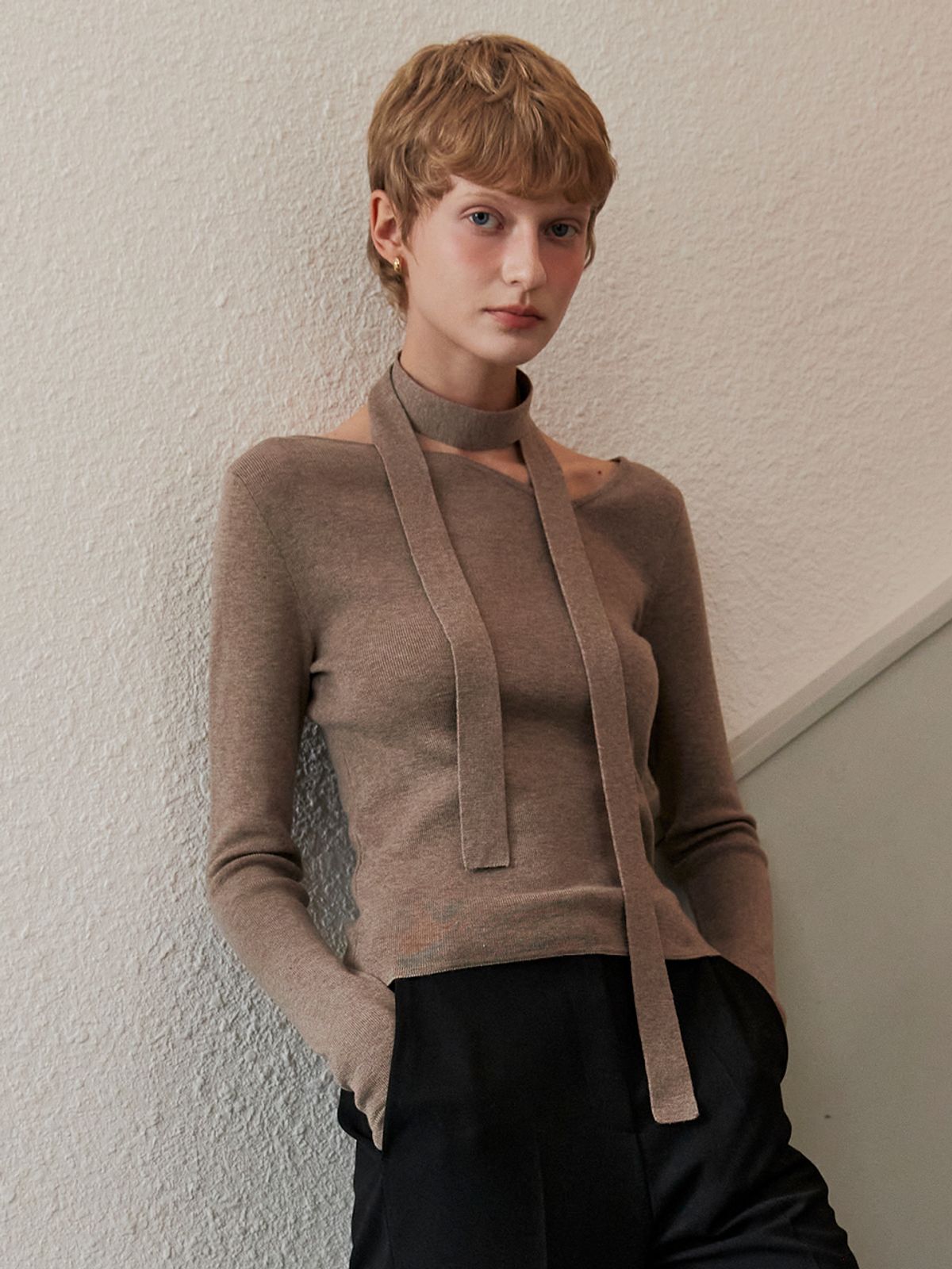 오앨(OUEL) ASYMMETRY NECKLINE WOOL SLIM KNIT_COCOA