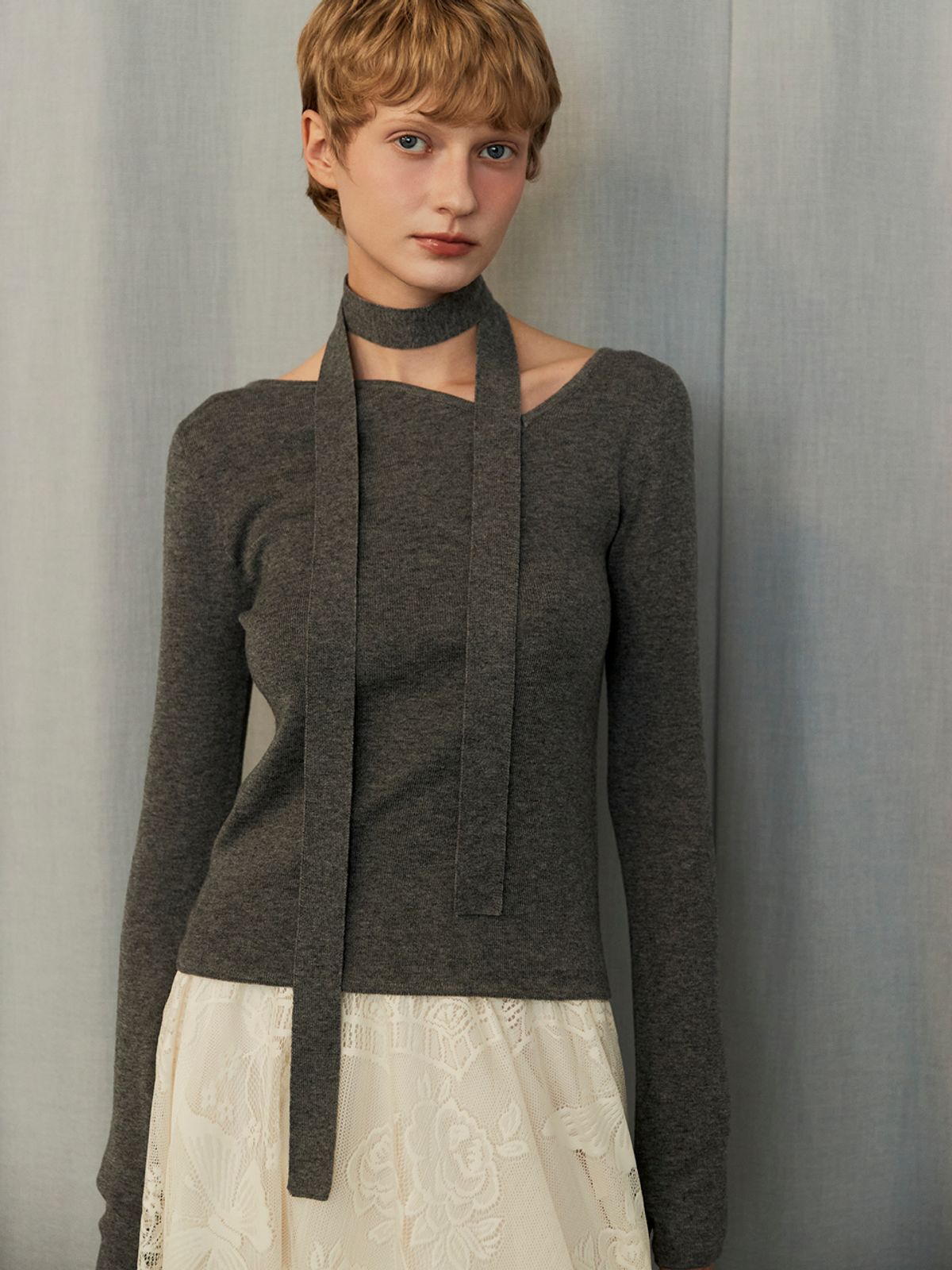 오앨(OUEL) ASYMMETRY NECKLINE WOOL SLIM KNIT_DARK GREY