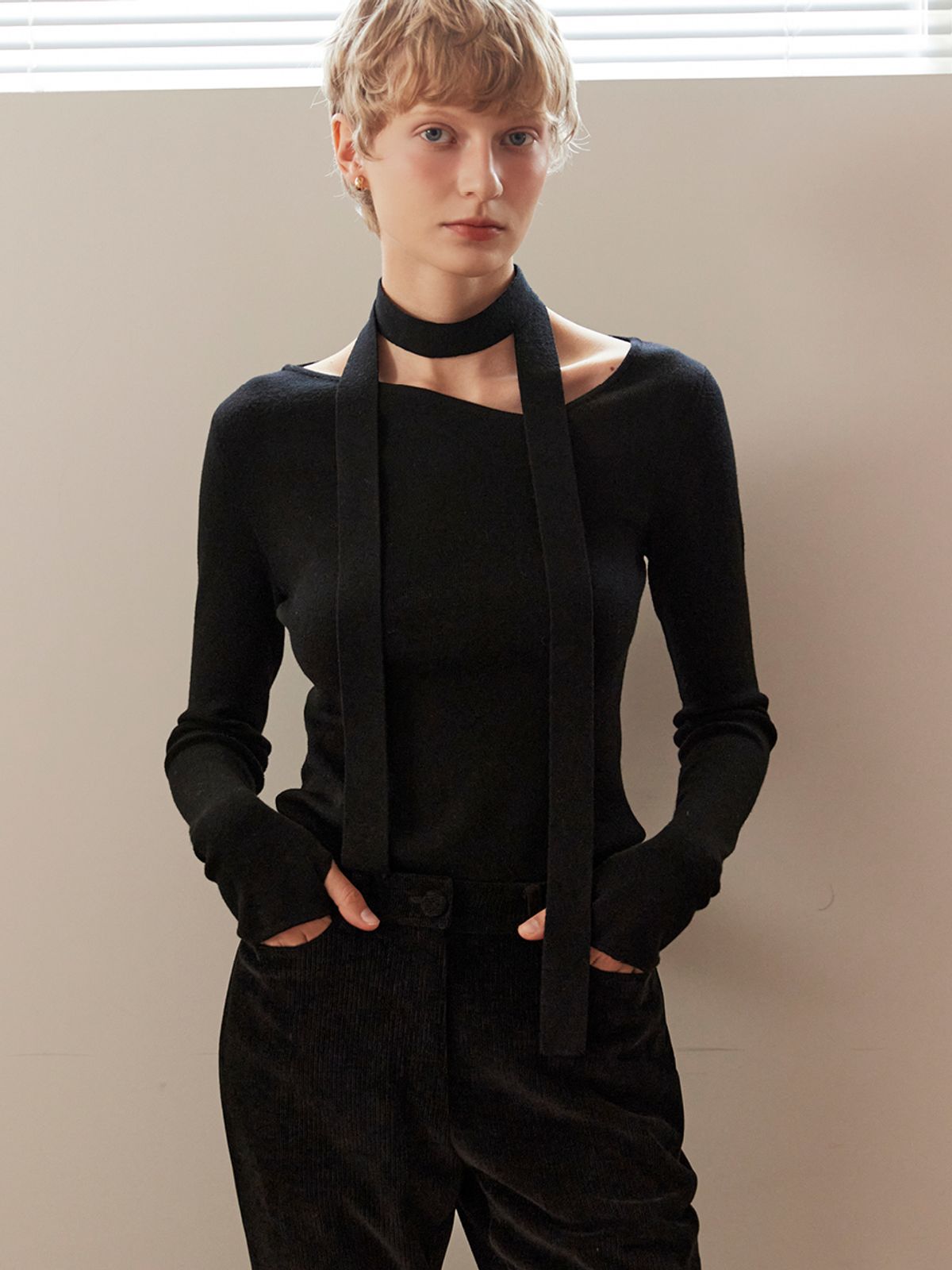 오앨(OUEL) ASYMMETRY NECKLINE WOOL SLIM KNIT_BLACK