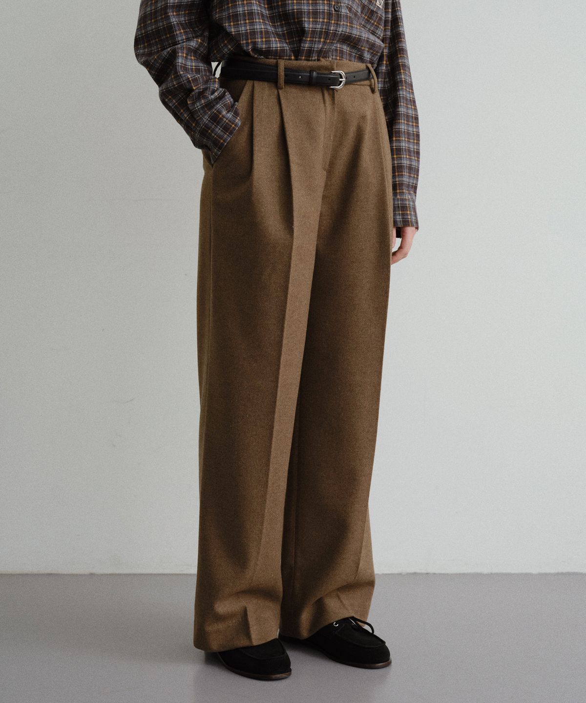 유라고(URAGO) Wool twill wide slacks